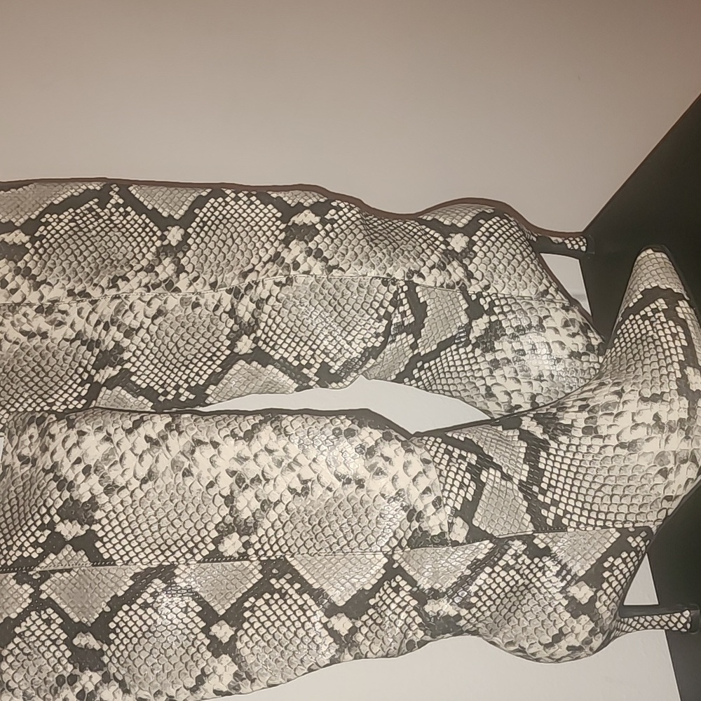Snakeskin Pattern Women's Boots - Picture 3 of 5